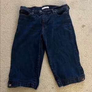 Levi’s 548 Perfectly Slimming dark blue capri jeans